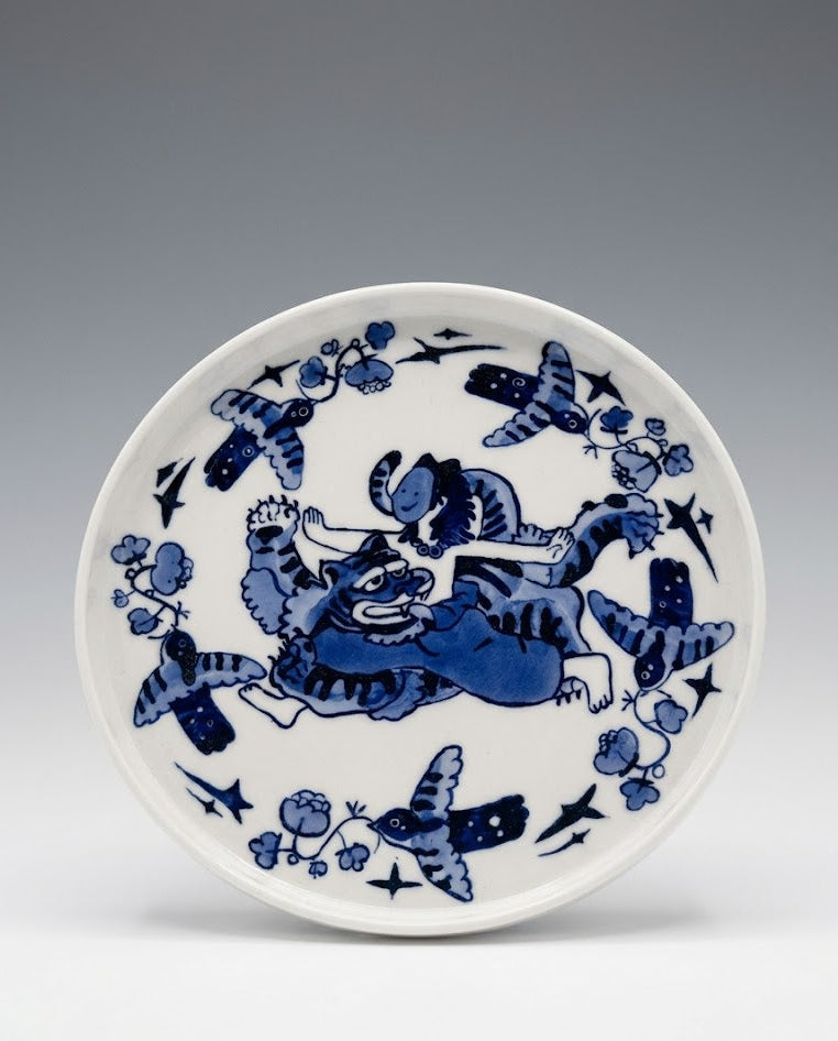 LUMIGIFT Artisan Hand-Painted Blue & White Porcelain Plate - Whimsical Tiger Motif, Decorative Display & Catchall